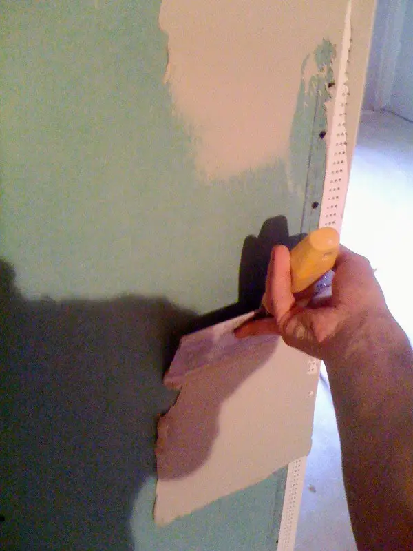 How do you replace drywall corner bead?