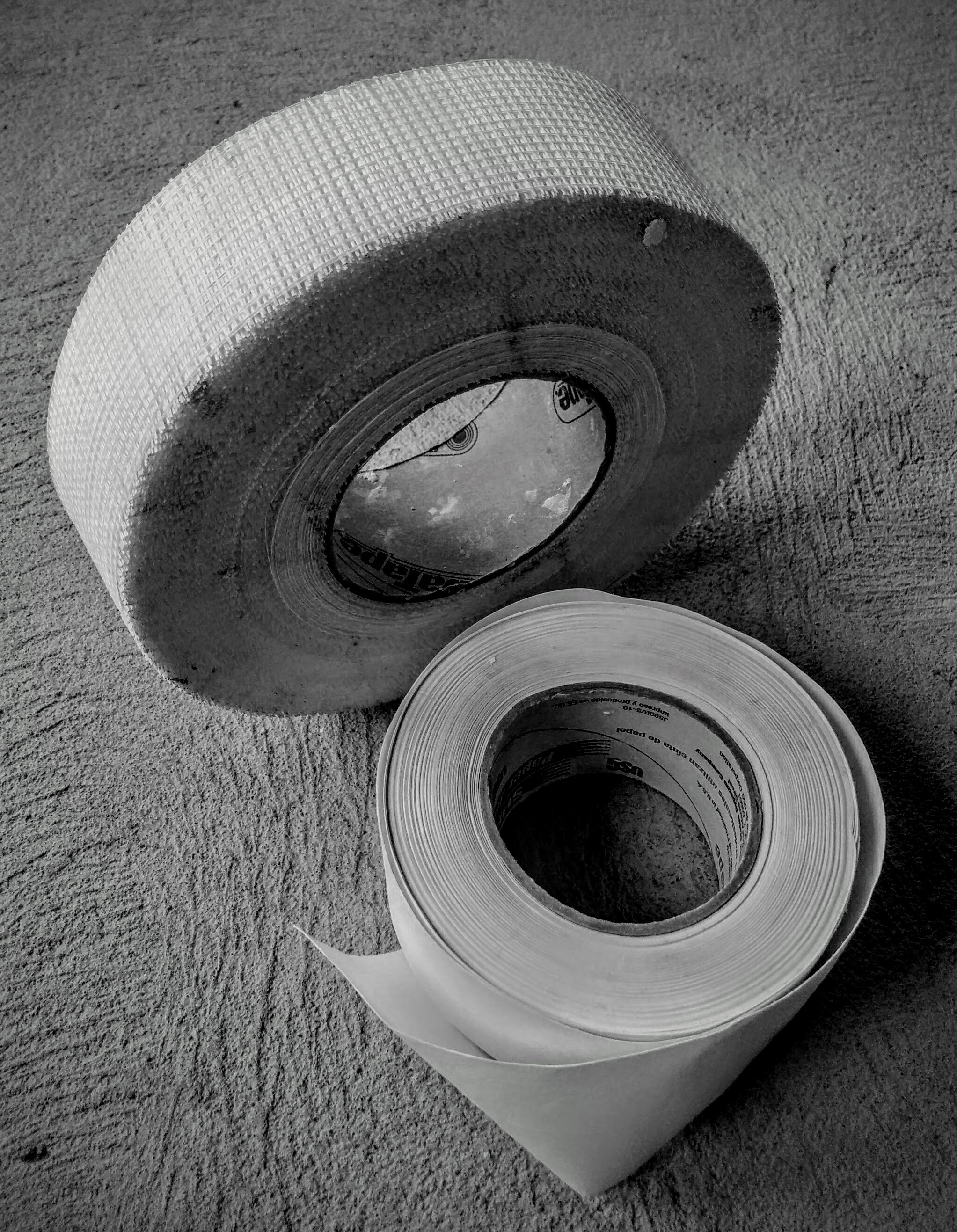 Obrázek pásky ze skelných vláken vedle papírové pásky na sádrokarton