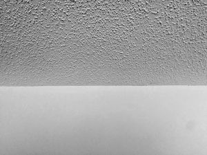 Foto di una texture Popcorn Drywall sul soffitto e pareti lisce