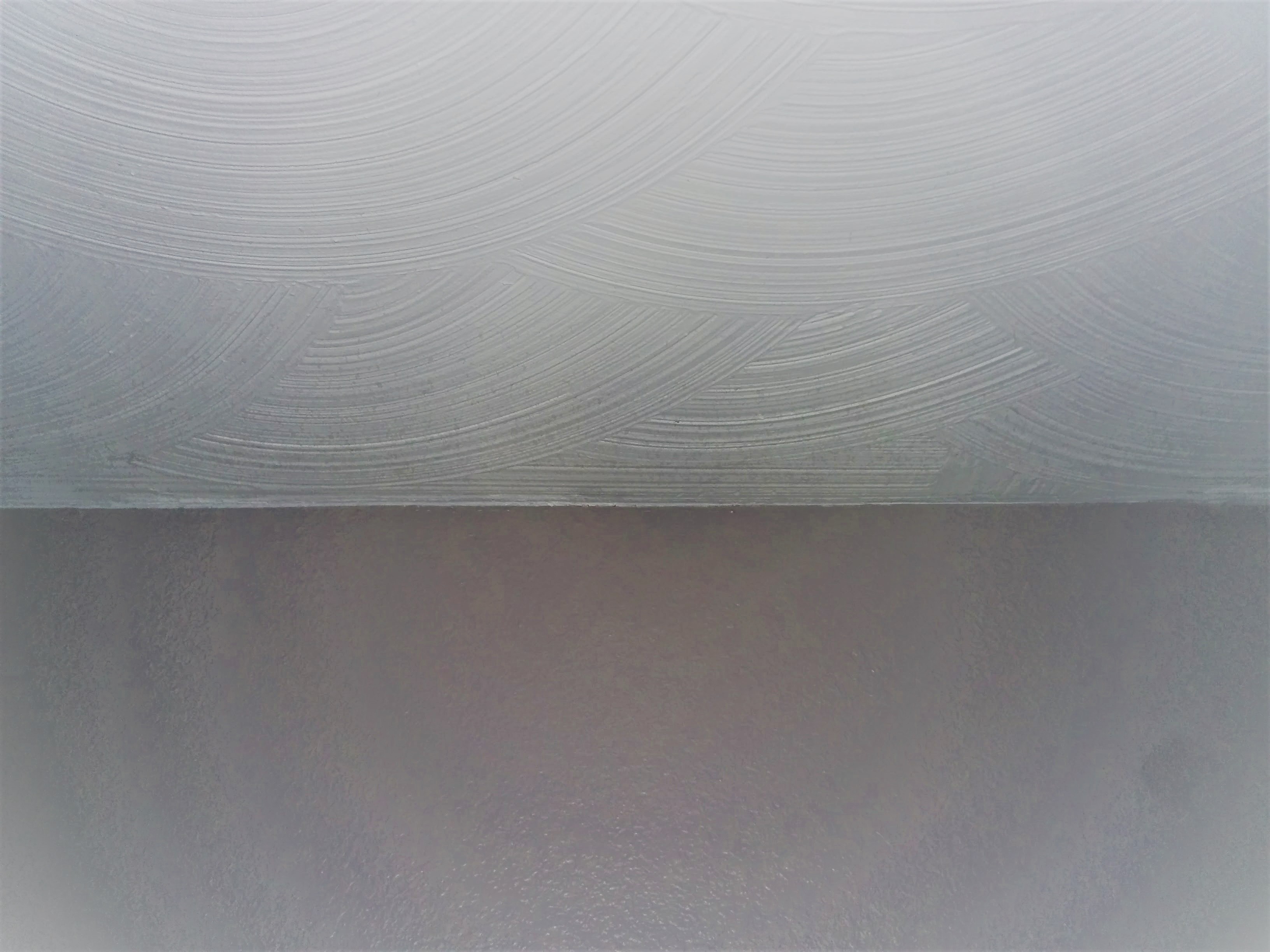 Foto della texture swirl del muro a secco sul soffitto e della texture a buccia d'arancia sul muro